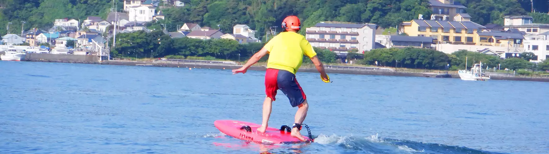 湘南の海でマリンスポーツを楽しむ。江ノ島フォイルサーフィン体験