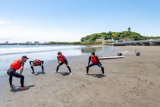 湘南/江ノ島サップ体験。湘南/江ノ島でサップスクール。片瀬東浜の砂浜で準備体操。