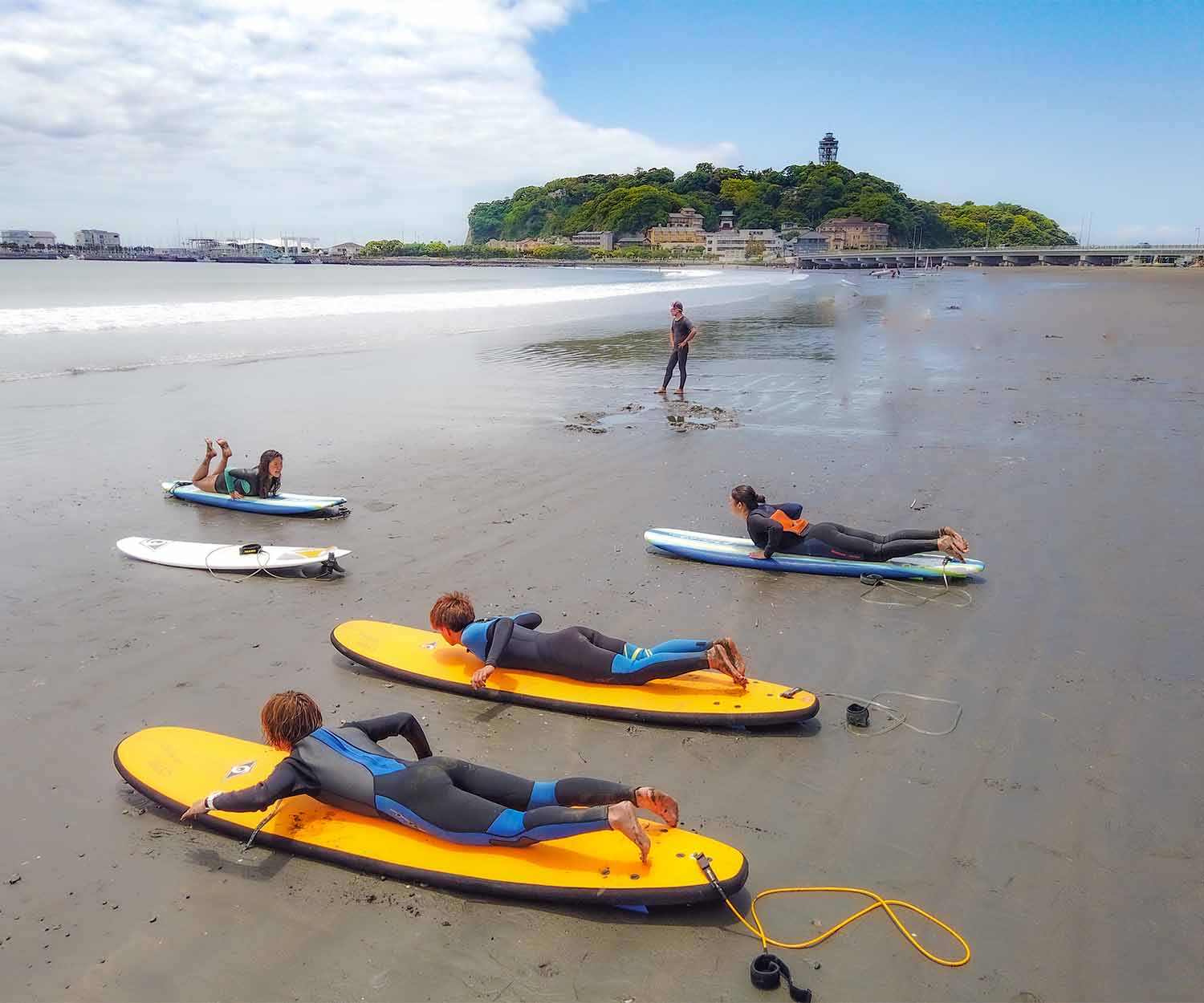 湘南/江ノ島サーフィン体験。湘南/江ノ島でサーフィンスクール。片瀬東浜の砂浜で陸練習。