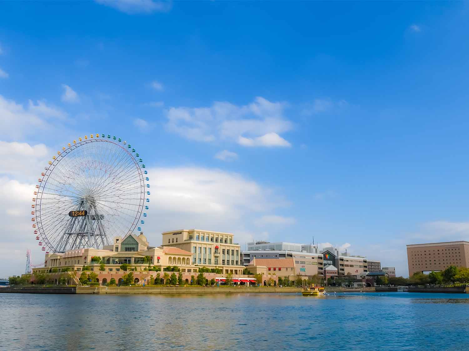 横浜港ボートパークから見えるみなとみらいの景色