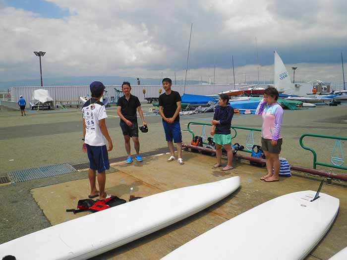 大阪北港マリーナでフォイルサーフィン体験。マリンスポーツの基本である準備体操
