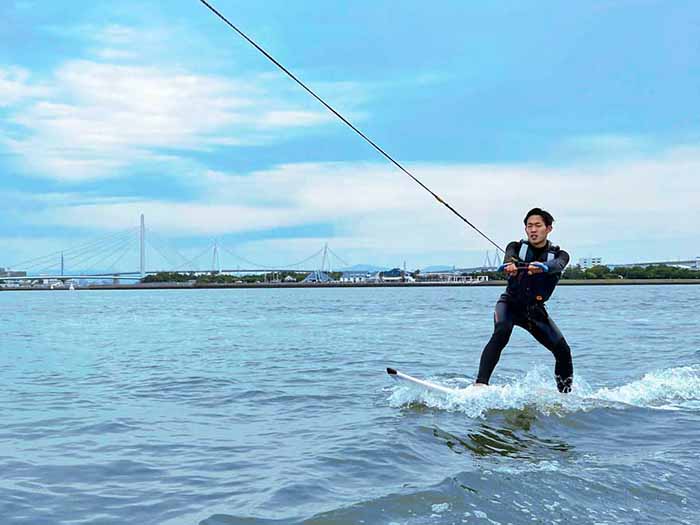 大阪北港マリーナでウェイクサーフィン体験。海を漕いで風を感じる